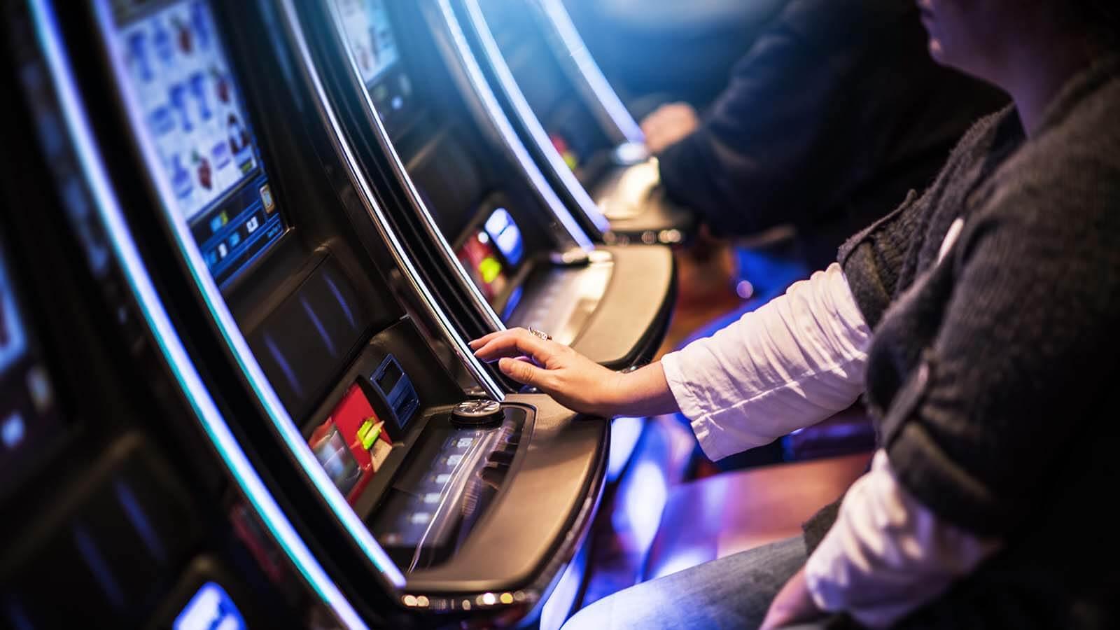 What is a progressive slot machine
